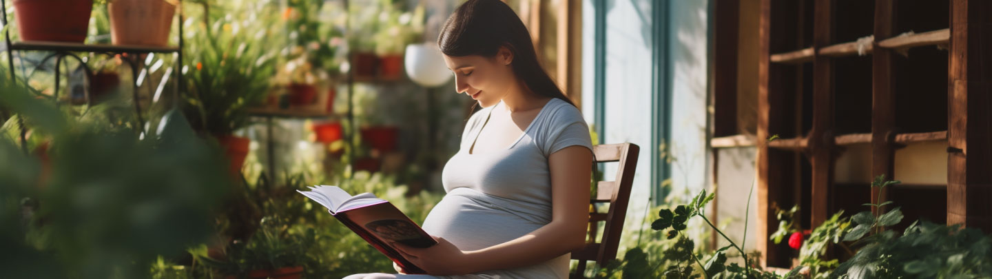 Ontspannen zwangere vrouw leest over voeding in een natuurlijke setting.